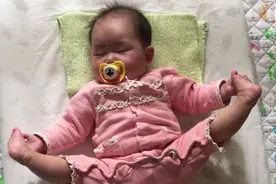 宝宝的睡姿有多“奇葩”？掀开被子后宝妈笑出声，可谓浑身都是戏图片