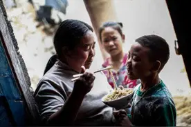 “公平妈妈”给孩子分虾火了，儿子5只女儿2只，新型偏心太可怕图片