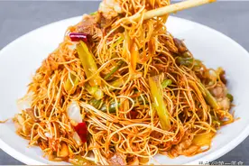 想吃炒面要先煮吗？真正的懒人用干挂面，10分钟做出美味炒面图片