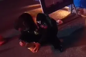 防疫一线民警，蹲在地上端着泡面睡着了，看着好心疼！！！#视频制作人出道计划##治愈制作人计划#图片