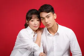 陈紫函与小9岁老公罕同框，深夜聚会穿情侣装，全程手牵手好腻歪图片