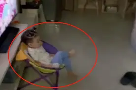 宝爸和女儿面对面看电视走红，彼此陪伴又互不干扰，网友：学到了图片