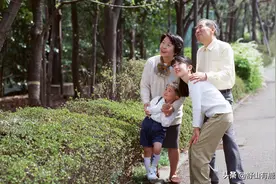 家庭中，有一类只懂得“吸血”的老人，亲手撕裂了亲情，连累三代图片