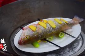 鲈鱼怎样蒸才嫩？试试这做法，鱼肉嫩滑无腥味，广东人都爱这样做图片