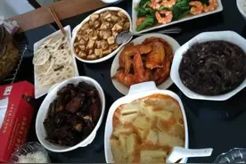 在婆家吃饭天天我刷碗，我不去吃饭老公说：不吃你也得帮我妈刷碗图片