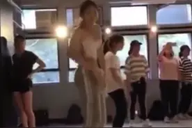 甄子丹17岁女儿辣照罕曝，透视装上衣太敢穿，腿长1米赛超模图片