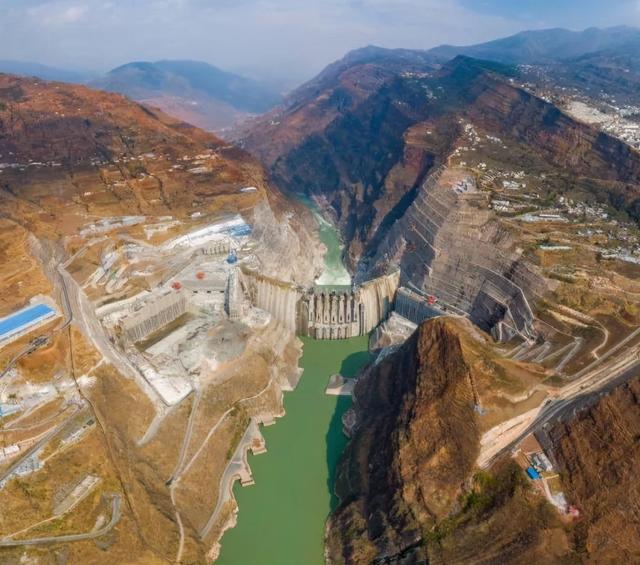 白鹤滩水电站和三峡水电站哪个大(白鹤滩水电站和三峡水电站哪个更大)