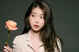IU人比花娇系列~IU的美貌令玫瑰都失去了颜色~图片