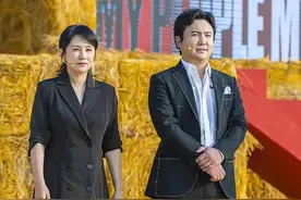 马丽产后首次营业！穿西装裙露腿毫无压力，老搭档沈腾脸又圆一圈图片