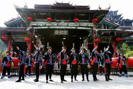 土家族，一个勤劳勇敢的民族，住着和凤凰一样秀美的土家吊脚楼图片