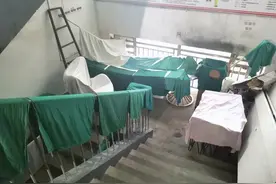 21岁女子整形后突然陷入昏迷！探访涉事医疗机构发现手术服晾晒在楼道，一旁还堆着生活垃圾图片
