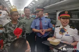 整车厢的人为他庆生！ 这个入营新兵开心落泪图片