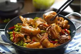 美食精选：毛豆烧鸡、尖椒培根土豆片、蘑菇炖肉、爆炒小河虾图片