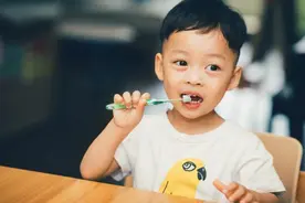 为什么大人刷牙时会“干呕”，小孩子刷牙却不会？父母趁早知道好图片