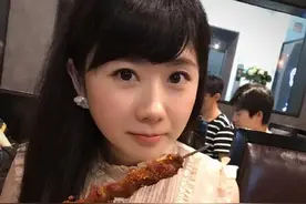 福原爱祝贺日本混双夺冠，开心到鼓掌，日本网友：看到她就想换台图片