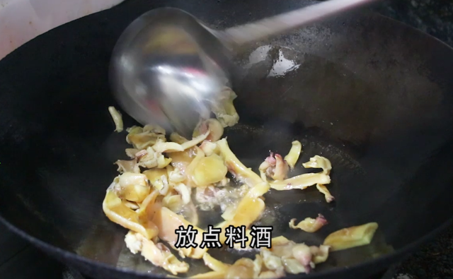 1块排骨1只墨鱼，简单一做，营养补钙，孩子三天两头想着吃