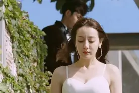 迪丽热巴梳理他的头发，但是被“腋毛”抓住了。风扇不再是淡定图片