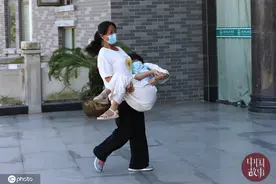 “我是你的腿！”妈妈陪读12年，将女儿抱进大学图片