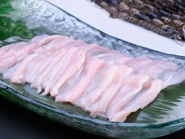 鳄鱼：我如此凶猛强壮，没想到在广东还是会被做成海底椰炖汤