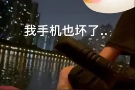 广东一对母女在江边遛弯，无意中看见一名男子低着头图片