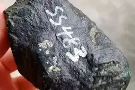 美女花48000买来的莫莫亮原石，开窗后差点吓坏切割机师傅了！图片
