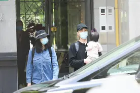高圆圆一家三口同框，穿牛仔衬衫配紧身裤，网友：走下女神神坛了图片