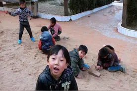 “宅家玩”和“外出浪”的孩子，长大后有啥区别？和想象的不一样图片