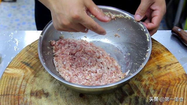 厨师长教你“肉馅酿青椒”，百吃不厌，每次去饭店，都是必点菜