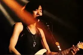 是谁杀了你，黄家驹图片