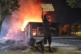 视频曝光！美国非裔男子遭警察枪杀再次点燃民众怒火图片