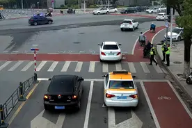 武汉：非机动车横过马路也有专属车道 交警教你正确过马路图片