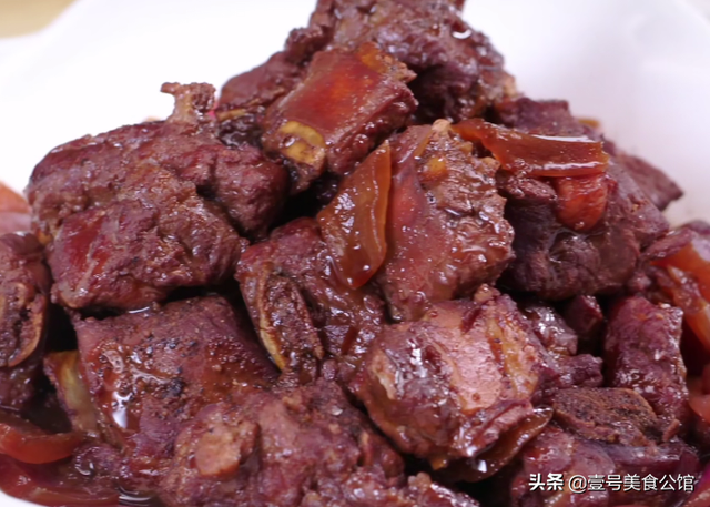 居家分享红酒焖排骨的简单做法，醇香味美又营养，解馋的家常美食