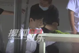 独家：王凯影棚拍摄照片！目光清澈表情沉静图片