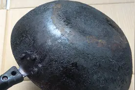 铁锅的油垢洗不掉？教你快速清理方法，简单实用，干干净净过大年图片
