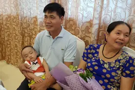 越南女子60岁生子，为越南最高龄产妇，儿子经常被误认为是孙子图片