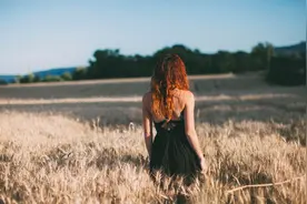 聪明的女性发现男人不爱自己后，会怎么办？如何从心理上解决？图片