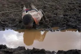 非洲人为何宁愿天天喝黄泥水，甚至渴死都不打井？是因为懒吗？图片