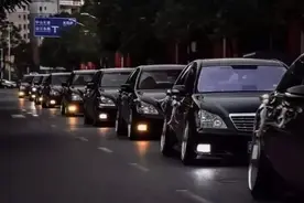 女孩救了小乞丐一命，十五年后女孩大婚，门口多了100辆劳斯莱斯图片