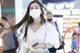 Baby疑带儿子狂奔赶机场？一手钻石一手翡翠，助理拎满玩具被累惨图片