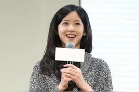 奶茶妹妹章泽天咋想的？腿弯还穿小脚裤，配毛衣看起来没什么亮点图片