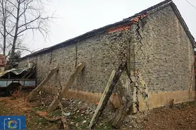 寒冬里的乡村，破旧的老屋连着一片片麦田，是我小时候记忆的样子图片