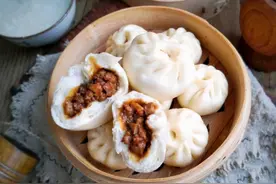 在家蒸包子，可以试试酱肉包，酱香味浓，比鲜肉包都好吃，快来学图片