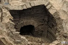 界首市一在建工地挖出古代砖室墓！墓内仅存两个头骨和部分骨骼残骸，未发现重要葬具图片