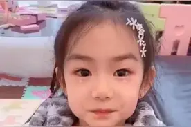 戚薇女儿lucky2年前节目播出，近照长发淑女，和以前不太像图片