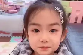 戚薇女儿lucky2年前节目播出，近照长发淑女，和以前不太像图片