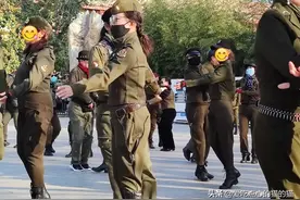 穿戎装跳劲舞的北京大姐姐遭热议！她们究竟穿的哪国军装？图片