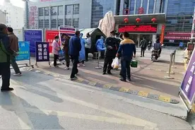 记者走访：兴平市人民医院个别医务人员上班时玩手机 还有人科室内抽烟图片