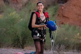 好莱坞特技女郎穿贴身小衣跳伞，从105米悬崖一跃而下毫不畏惧图片