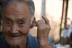 82岁老人倒腾银元赚生活费，供孙女上大学，开张半年赔好几万图片