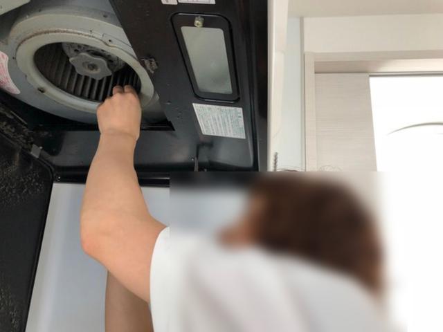 想洗油烟机，架子却拆不下来？我有办法！陈年油腻分分钟变清爽